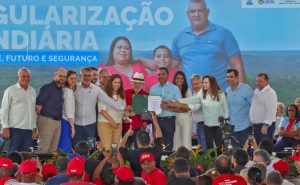 Governo do Tocantins firma acordo com Lula para regularizar 1,9 milhão de hectares e entrega títulos de terra a mais de mil famílias