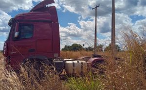 Motorista é resgatado após ser feito refém em assalto na BR-153; PM recupera carretas roubadas