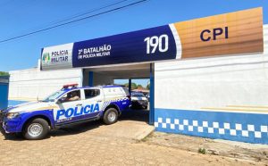 Homem é preso após pilotar moto em zigue-zague, sem capacete e sob efeito de entorpecentes perto de quartel da PM