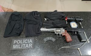 Assalto com reféns em festa de aniversário termina com dois presos; terceiro suspeito fugiu após bater carro