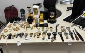 Homem é preso após cair de telhado durante fuga e polícia recuperar R$ 20 mil em objetos furtados