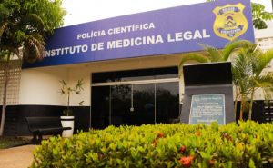 Mulher morre ao bater moto em árvore em trecho de terra da Avenida Teotônio Segurado na região sul de Palmas