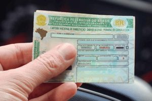 Governador sanciona lei que garante CNH gratuita e define regras para concessão do benefício; veja quem pode participar