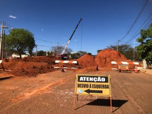Com máquinas e operários na pista, obra de drenagem altera tráfego na LO-21 em Palmas e exige atenção dos motoristas