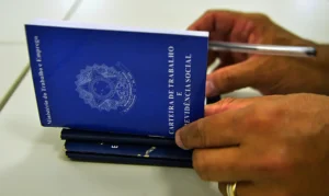 Desemprego cai para 5,6% em agosto e carteira assinada bate recorde de 39,1 milhões de empregos
