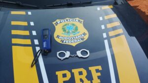 Homem é preso por dirigir embriagado sem CNH, fugir da PRF e se esconder em matagal
