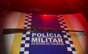 Homem é preso e dois adolescentes apreendidos por suspeita de participação em homicídio; a mãe da vítima presenciou o crime