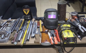 Homem é preso após descoberta de fábrica clandestina com armas, munições e ferramentas usadas na produção