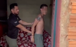 Suspeito reincidente é preso por roubo a comércio e companheira é indiciada por receptação
