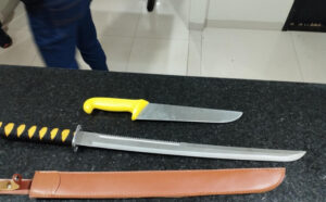 Homem é preso após ameaçar vizinhos com espada e faca; testemunhas disseram que ele estava embriagado