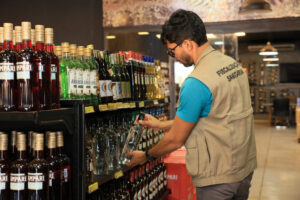 Vigilância Sanitária de Palmas faz operação contra bebidas adulteradas com risco de metanol
