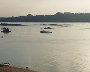 Ônibus de turismo com 48 passageiros cai no Rio Tocantins ao tentar embarcar em balsa