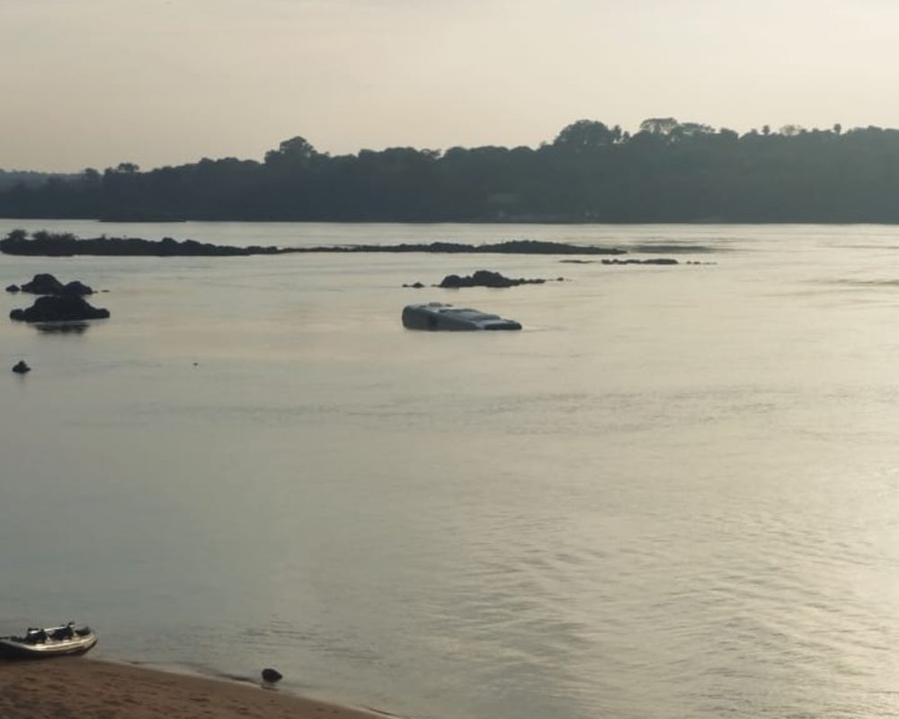 Ônibus de turismo com 48 passageiros cai no Rio Tocantins ao tentar embarcar em balsa