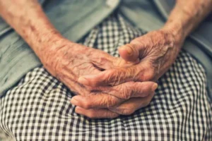 Cinco filhos são indiciados por abandonar mãe idosa em Palmas após desentendimento familiar