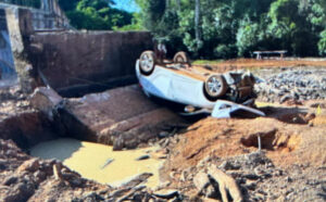 Responsável por obra em ponte sem sinalização é indiciado após acidente que deixou família ferida