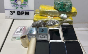 Casal é preso com materiais usados no tráfico e quase dois quilos e meio de drogas durante operação em rodoviária