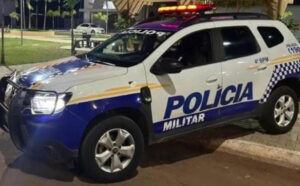 Homem é preso por tentativa de feminicídio após atear líquido inflamável em casa com mulher e filha dentro