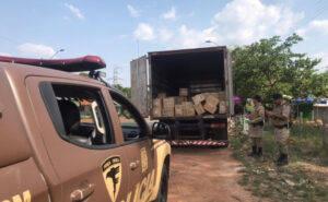 Três homens são presos em Araguaína com caminhão carregado de defensivos agrícolas furtados