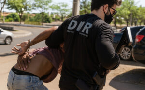 Homem é indiciado por tentativa de latrocínio após esfaquear vítima e furtar carro