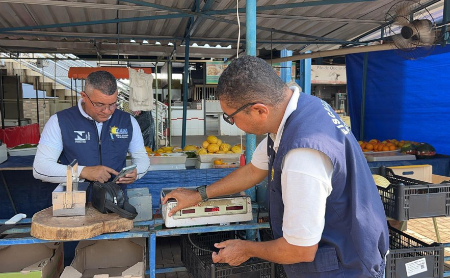 AEM fiscaliza balanças na Feira da 304 Sul, identifica irregularidades e apreende sete equipamentos