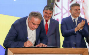 Laurez Moreira firma adesão ao programa Acredita Tocantins e anuncia investimento de R$ 11 milhões em capacitação e microcrédito