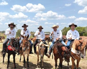 Deputado Amélio Cayres prestigia cavalgada de abertura e reforça cultura sertaneja na Expoagra 2025