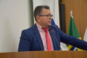 Vereador Folha solicita asfaltamento e melhorias nas ruas dos setores Janaína, Santa Bárbara e Sônia Regina