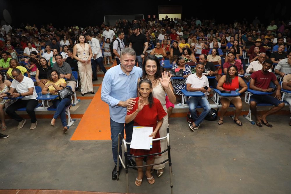 Prefeito Eduardo Siqueira entrega mais de 600 títulos de propriedade e promete asfalto e escolas no Irmã Dulce