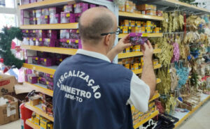 AEM fiscaliza e alerta sobre riscos com luzes e enfeites de Natal irregulares; veja o que observar nas compras