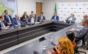 Laurez busca apoio do Ministério da Saúde para evitar crise financeira na rede pública do Tocantins