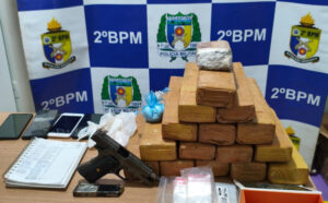 Caminhão com mais de 15 kg de maconha é flagrado na BR-153 e leva polícia a casa usada como ponto de armazenamento de drogas