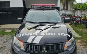 Mulher busca ajuda após sofrer ameaças do companheiro e polícia prende homem por violência doméstica e posse irregular de arma