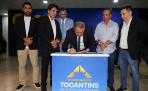 Após uma década de espera, governador Laurez sanciona PCCR da Educação e garante avanço para professores