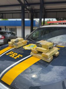 Fiscalização flagra 9,2 kg de maconha em mochilas levadas por passageiras dentro de carro em Guaraí