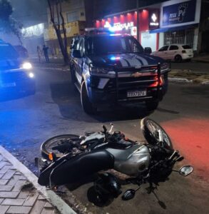 Motociclista empina moto, bate em viatura da GMP e é preso por embriaguez após acidente no Aureny III