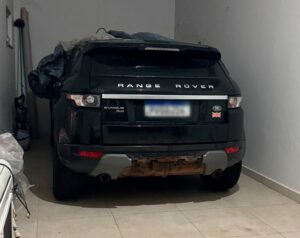 Carro do suspeito de matar vigilante é achado escondido sob lona na casa dele; objetos ligados à arma usada no crime foram apreendidos
