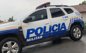 Após ser detido por invadir a casa da ex e ameaçá-la com faca, homem pula de viatura da PM em movimento e é recapturado