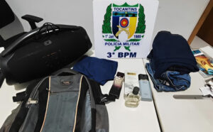 Dupla é presa após furto e venda de perfumes e caixa de som; itens foram achados escondidos na mata