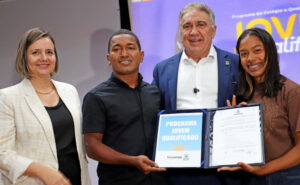 Governo lança programa para preparar jovens com curso técnico e bolsa de R$ 1.200