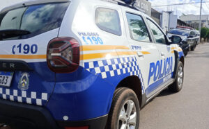 Homem é preso após arrastar a companheira pelos cabelos e agredi-la depois de discussão em bar no norte do Estado