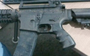 Homem é preso após aparecer com simulacro de “fuzil” em vídeo e fazer ameaças que revelaram agressões contra namorada adolescente