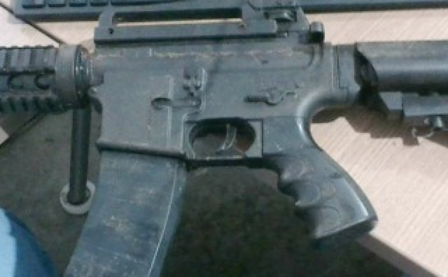 Homem é preso após aparecer com simulacro de “fuzil” em vídeo e fazer ameaças que revelaram agressões contra namorada adolescente