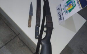 Homem é preso após ferir duas pessoas com facão e ameaçar morador com arma de fogo no interior do Estado