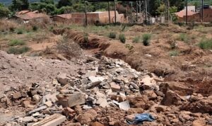 Justiça determina obras urgentes do Estado e do Município para frear erosão que ameaça residências em Novo Acordo