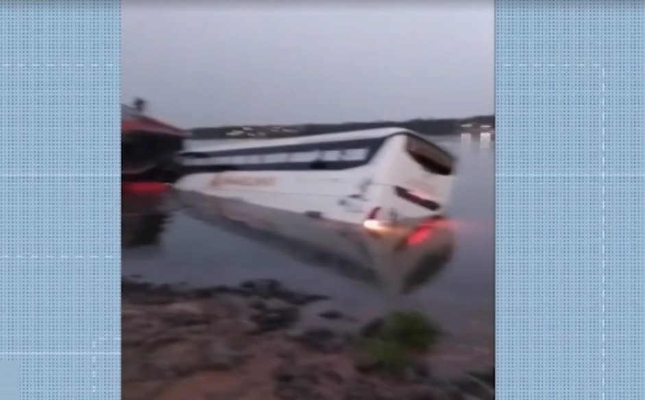 Ônibus cai no Rio Tocantins ao tentar acessar balsa entre Tocantins e Maranhão