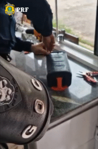 Operação em Paraíso flagra jovem com maconha escondida em caixas de som e passageiro com cocaína em copo plástico