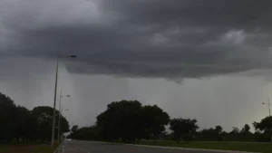 Inmet alerta para chuvas fortes, ventos e riscos de alagamentos, quedas de árvores e energia em todo o Tocantins