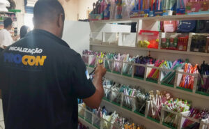 Pais enfrentam diferenças de preços de até 311% na compra de material escolar em Gurupi, aponta Procon