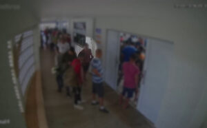 Homem que atirou em vítima por tentar furar fila de Restaurante Comunitário em Palmas é indiciado; tiro atingiu carro de terceiros