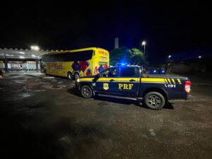 Ônibus clandestino lotado de passageiros é flagrado na BR-153 em Araguaína
